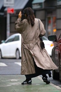 irina-shayk-leaves-an-uber-ride-in-new-york-10-20-2023-0.jpg