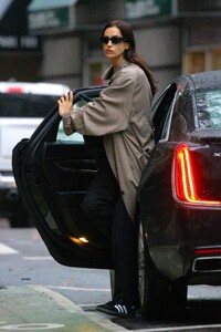 irina-shayk-leaves-an-uber-ride-in-new-york-10-20-2023-1.jpg