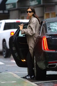 irina-shayk-leaves-an-uber-ride-in-new-york-10-20-2023-2.jpg