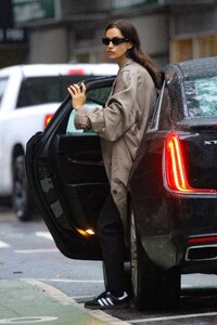 irina-shayk-leaves-an-uber-ride-in-new-york-10-20-2023-3.jpg