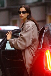 irina-shayk-leaves-an-uber-ride-in-new-york-10-20-2023-4.jpg