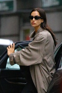 irina-shayk-leaves-an-uber-ride-in-new-york-10-20-2023-5.jpg