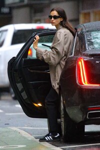 irina-shayk-leaves-an-uber-ride-in-new-york-10-20-2023-6.jpg