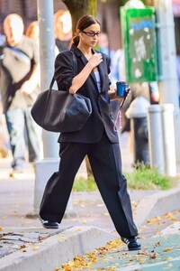 irina-shayk-leaves-her-home-in-new-york-10-05-2023-2.jpg