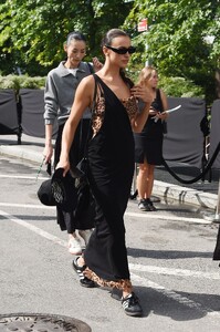 irina-shayk-leaves-michael-kors-ss24-show-at-new-york-fashion-week-09-11-2023-2.jpg