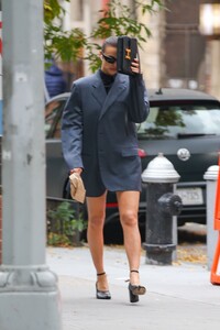 irina-shayk-out-and-about-in-new-york-10-18-2023-2.jpg