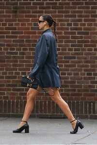 irina-shayk-out-and-about-in-new-york-10-18-2023-3.jpg