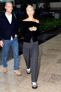 iris-law-out-at-milan-fashion-week-09-21-2023-0.jpg