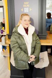 jane-levy-at-stacy-s-roots-to-rise-market-at-sundance-film-festival-01-23-2023-3.jpg