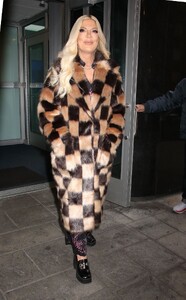 jennie-garth-and-tori-spelling-arrives-at-good-day-ny-in-new-york-01-25-2023-6.jpg