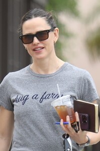 jennifer-garner-arrives-at-santa-monica-family-ymca-09-30-2023-1.jpg