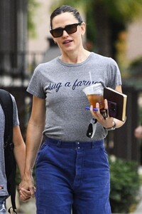 jennifer-garner-arrives-for-an-event-in-santa-monica-09-30-2023-5.jpg