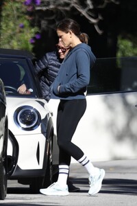 jennifer-garner-arrives-home-after-a-gym-session-in-los-angeles-10-28-2023-0.jpg