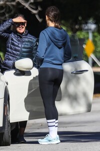 jennifer-garner-arrives-home-after-a-gym-session-in-los-angeles-10-28-2023-2.jpg