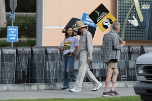 jennifer-garner-at-sag-aftra-strike-in-los-angeles-10-24-2023-1.jpg