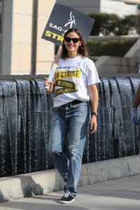 jennifer-garner-at-sag-aftra-strike-in-los-angeles-10-24-2023-2.jpg