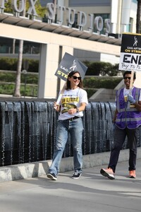 jennifer-garner-at-sag-aftra-strike-in-los-angeles-10-24-2023-4.jpg