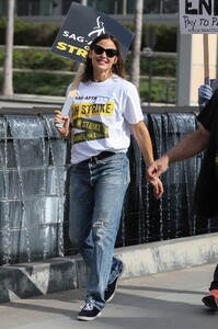 jennifer-garner-at-sag-aftra-strike-in-los-angeles-10-24-2023-5.jpg