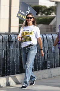 jennifer-garner-at-sag-aftra-strike-in-los-angeles-10-24-2023-6.jpg