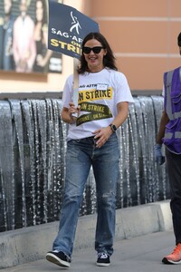 jennifer-garner-at-sag-aftra-strike-in-los-angeles-10-24-2023-7.jpg