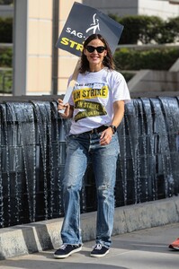 jennifer-garner-at-sag-aftra-strike-in-los-angeles-10-24-2023-9.jpg