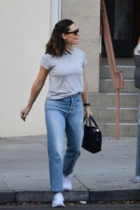 jennifer-garner-leaves-her-son-s-basketball-practice-in-santa-monica-10-14-2023-6.jpg