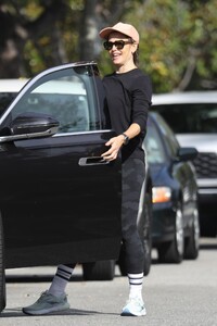 jennifer-garner-leaves-pilates-class-in-santa-monica-10-12-2023-4.jpg