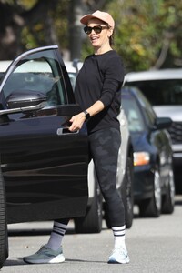 jennifer-garner-leaves-pilates-class-in-santa-monica-10-12-2023-6.jpg