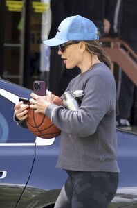 jennifer-garner-leaves-santa-monica-gym-10-18-2023-4.jpg