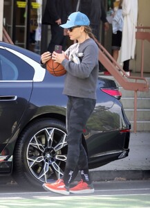 jennifer-garner-leaves-santa-monica-gym-10-18-2023-5.jpg