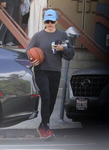 jennifer-garner-leaves-santa-monica-gym-10-18-2023-6.jpg