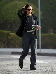 jennifer-garner-out-and-about-in-santa-monica-10-18-2023-2.jpg