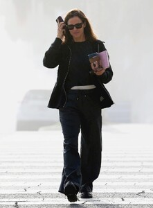 jennifer-garner-out-and-about-in-santa-monica-10-18-2023-5.jpg