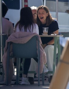 jennifer-garner-out-for-coffee-with-a-friend-in-santa-monica-10-02-2023-0.jpg