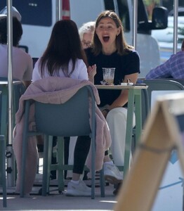 jennifer-garner-out-for-coffee-with-a-friend-in-santa-monica-10-02-2023-1.jpg