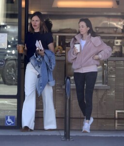 jennifer-garner-out-for-coffee-with-a-friend-in-santa-monica-10-02-2023-2.jpg