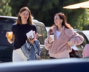 jennifer-garner-out-for-coffee-with-a-friend-in-santa-monica-10-02-2023-3.jpg