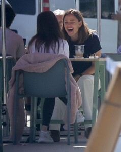 jennifer-garner-out-for-coffee-with-a-friend-in-santa-monica-10-02-2023-6.jpg