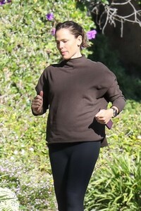 jennifer-garner-out-jogging-in-brentwood-10-15-2023-0.jpg