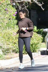 jennifer-garner-out-jogging-in-brentwood-10-15-2023-2.jpg