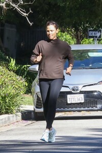 jennifer-garner-out-jogging-in-brentwood-10-15-2023-5.jpg