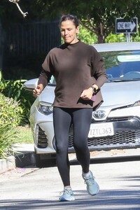 jennifer-garner-out-jogging-in-brentwood-10-15-2023-6.jpg