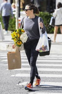 jennifer-garner-shopping-at-brentwood-farmers-market-10-01-2023-0.jpg