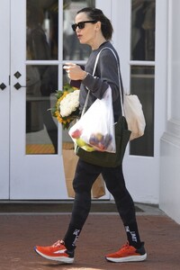 jennifer-garner-shopping-at-brentwood-farmers-market-10-01-2023-1.jpg