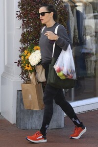 jennifer-garner-shopping-at-brentwood-farmers-market-10-01-2023-3.jpg