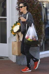 jennifer-garner-shopping-at-brentwood-farmers-market-10-01-2023-4.jpg