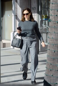 jennifer-garner-stepping-out-in-los-angeles-10-17-2023-3.jpg