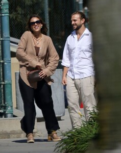 jessica-alba-and-brandon-green-out-in-los-angeles-08-25-2023-0.jpg