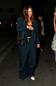 jessica-alba-and-sofia-vergara-out-for-dinner-at-funke-in-beverly-hills-10-27-2023-2.jpg