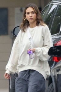 jessica-alba-out-and-about-in-los-angeles-09-25-2023-0.thumb.jpg.7027580a3d2fdef7bc7e758c1cfc88f9.jpg